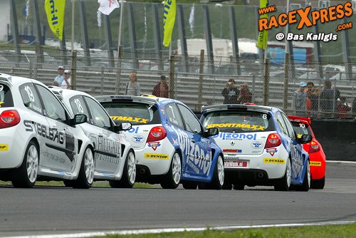 Close-racing in de Dunlop SportMaxx Clio Cup